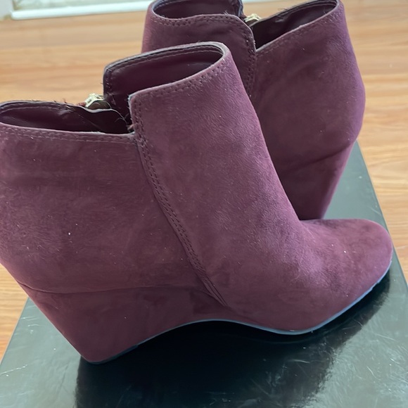 BCBG Paris Wyno Bordeaux Booties size 7 - Picture 4 of 7